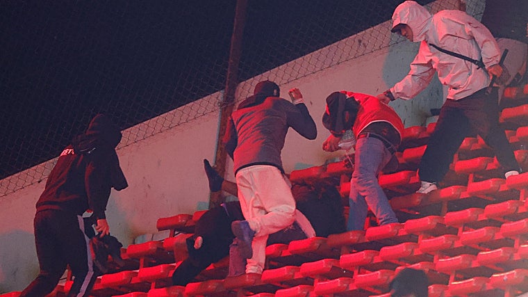 Incidentes en las gradas durante el Independiente - Universidad de Chile