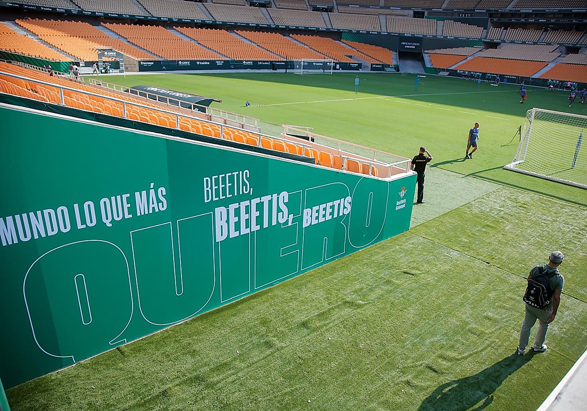 Interior del Estadio de la Cartuja, ya con lonas del Betis, durante el entrenamiento previo al partido ante el Alavés
