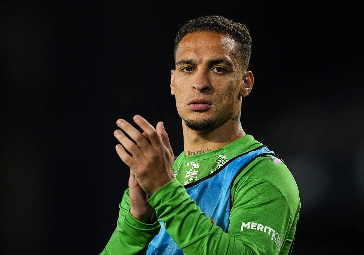 Antony saluda a la afición del Betis en el calentamiento previo al partido ante el Osasuna de la pasada temporada 24-25