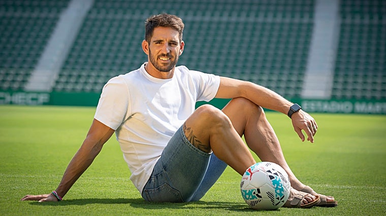 Pedro Bigas posa para ABC sobre el césped del Martínez Valero