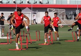 Peque, Álvaro, Isaac... jugadores en la inopia del Sevilla a una semana de cerrar el mercado