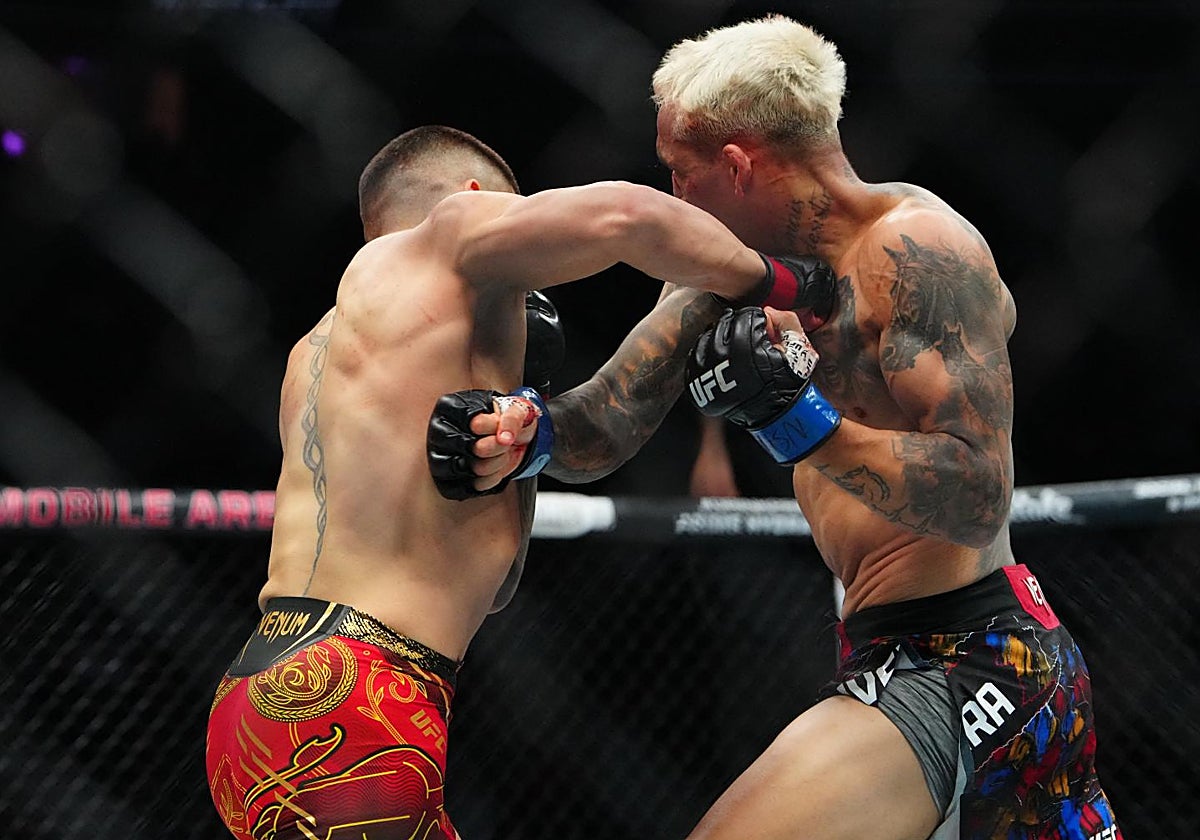 Ilia Topuria conecta una dura mano sobre Charles Oliveira