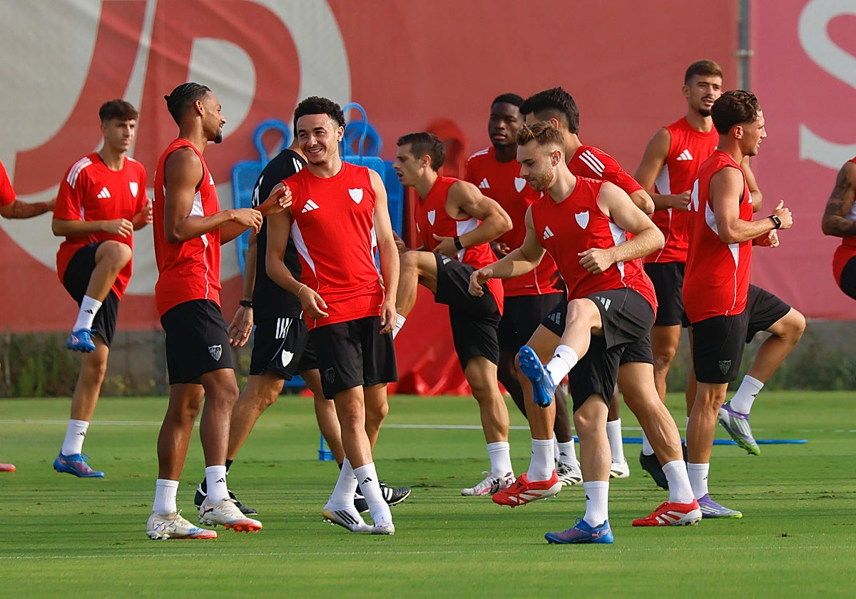 Los jugadores del Sevilla, durante un entrenamiento en la ciudad deportiva previo a la visita del Getafe