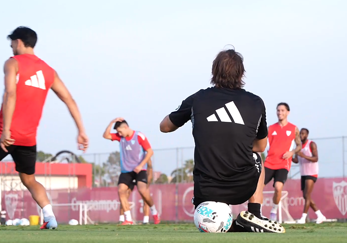 El Sevilla FC completa la preparación para el Getafe con Juanlu y Carmona