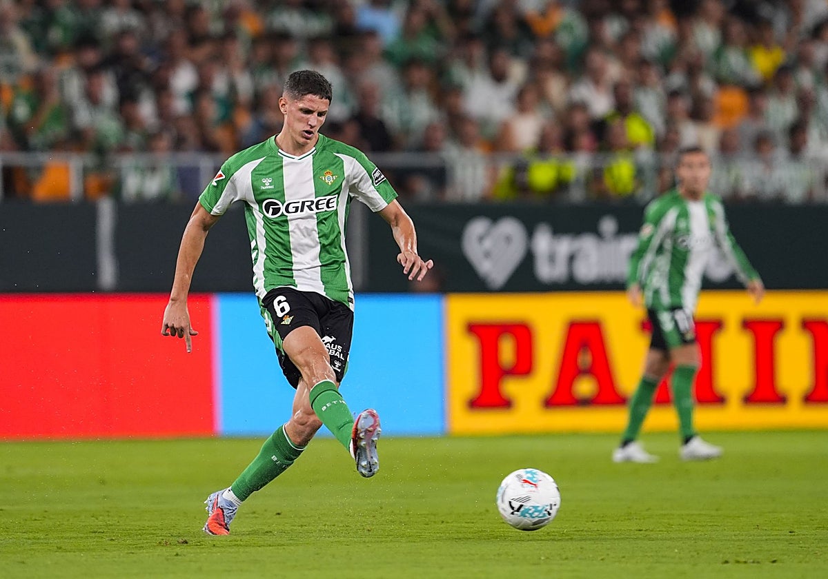 Altimira golpea el balón en el transcurso del Betis-Alavés