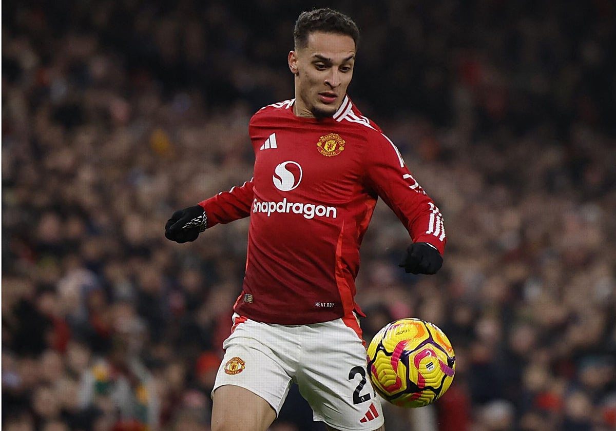 Antony, durante un partido con el Manchester United