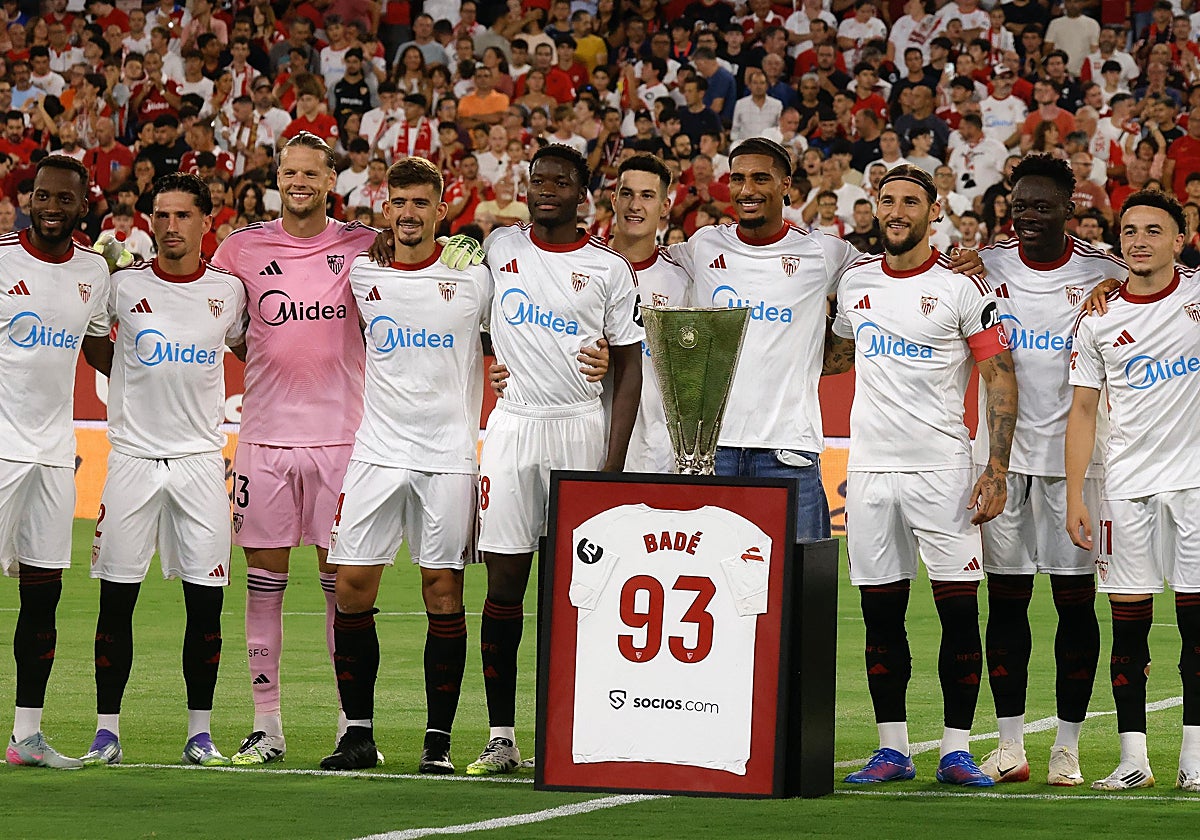 Badé posa con sus compañeros antes del Sevillla - Getafe
