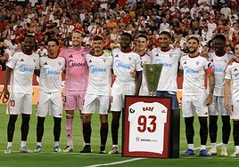 Badé se despide del Sevilla emocionado y arropado por sus compañeros a pie de campo