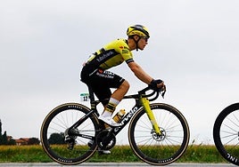 Roban varias bicicletas al equipo líder de la Vuelta: asaltan los camiones del Visma en un hotel de Italia