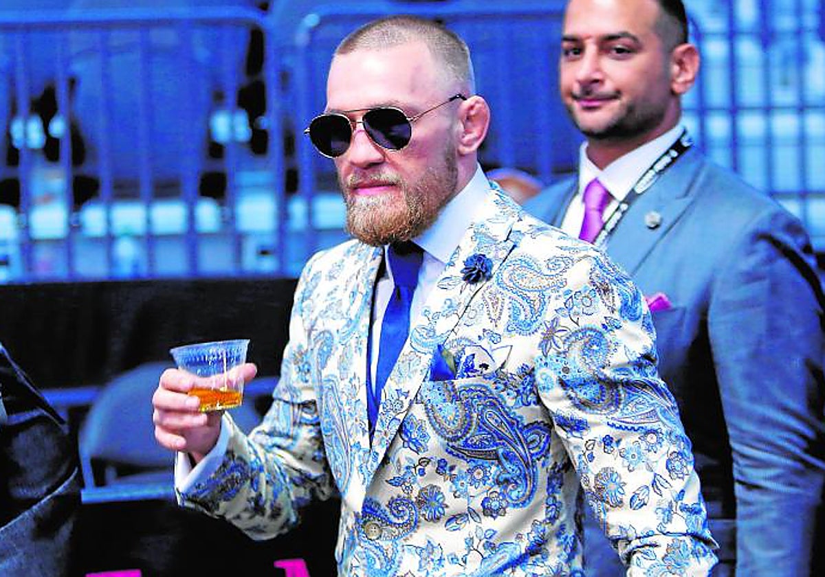 Conor McGregor, con un vaso de güisqui