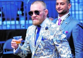 Conor McGregor, con un vaso de güisqui