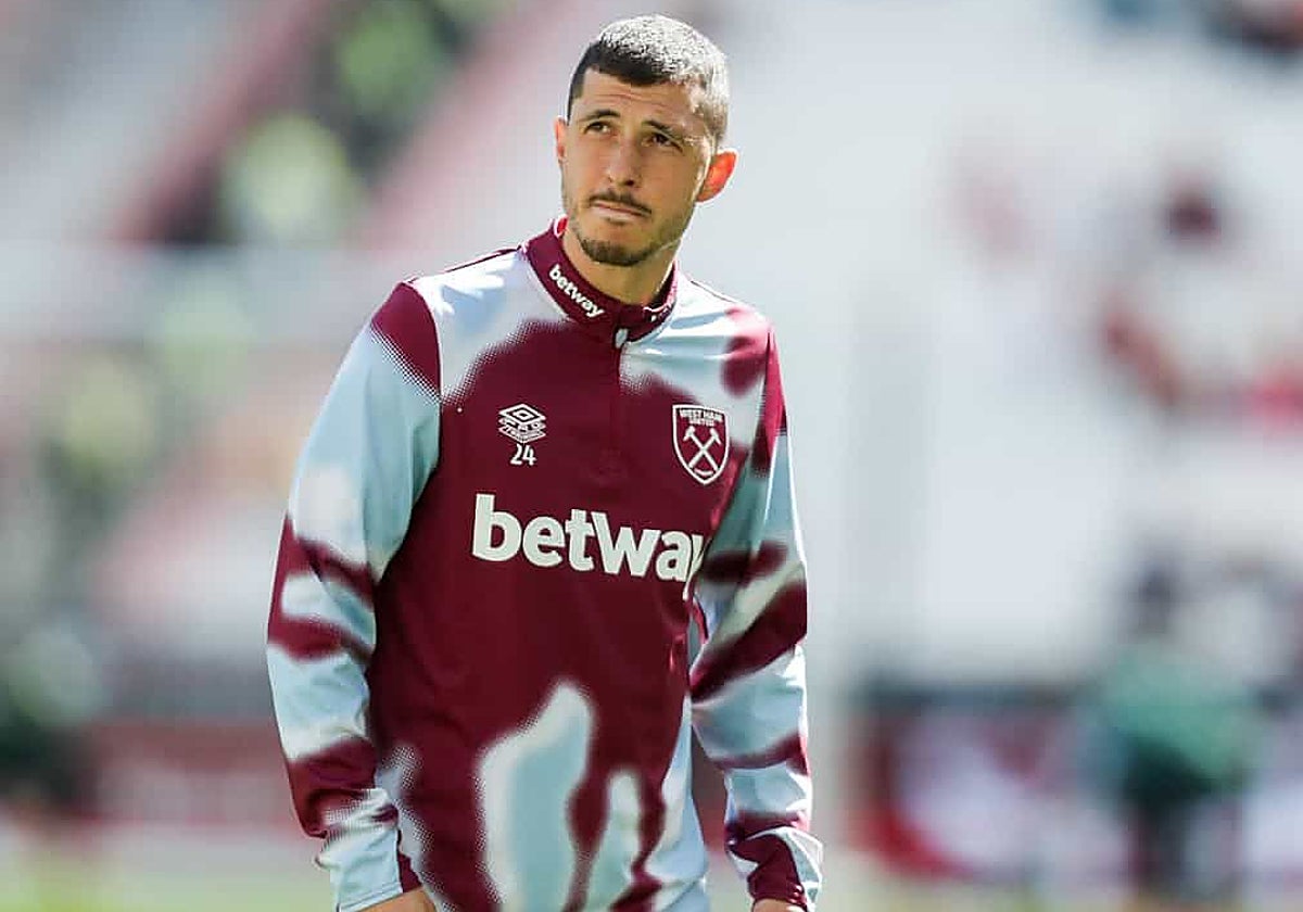 Guido Rodríguez, en el calentamiento de un partido del West Ham