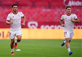 La imagen de Suazo y Alfon calentando antes del Sevilla - Getafe