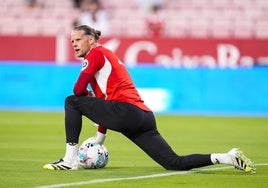 Nyland, durante el calentamiento previo al Sevilla - Getafe
