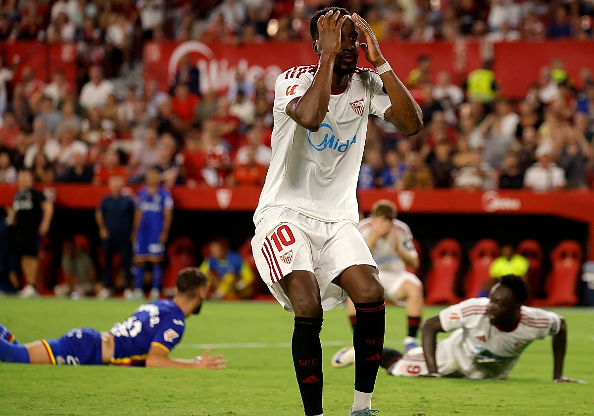 Dodi Lukebakio se lamenta en una acción contra el Getafe