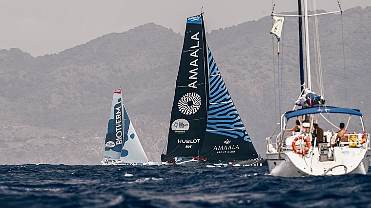 Biotherm y Team Amaala en las primeras millas tras abandonar Cartagena