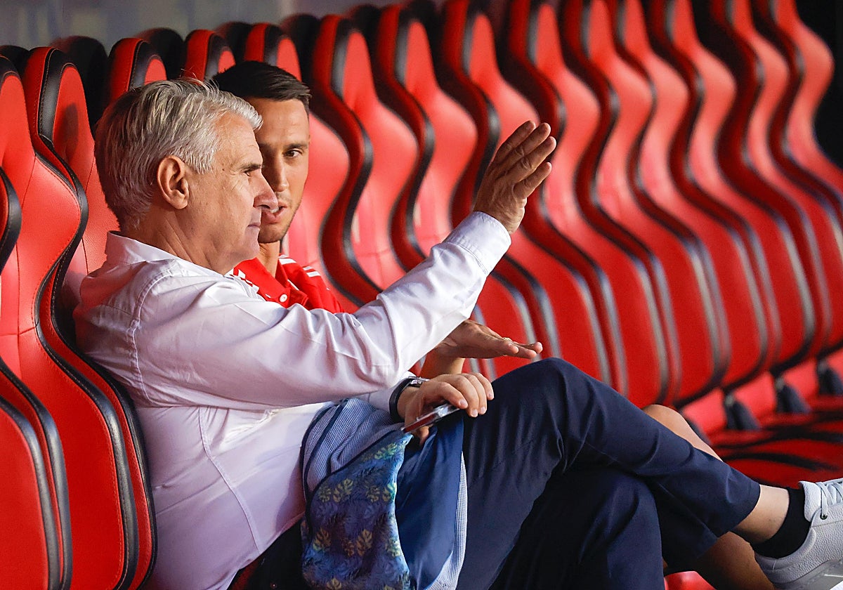 Antonio Cordón conversa con el portero Vlachodimos en el banquillo del Sevilla FC