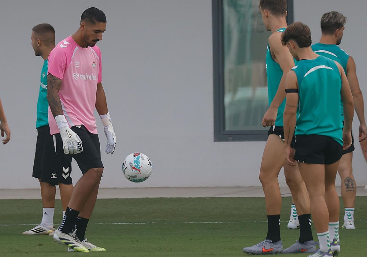 Álvaro Valles pelotea con el balón en el inicio del último entrenamiento previo al Celta - Betis de hoy