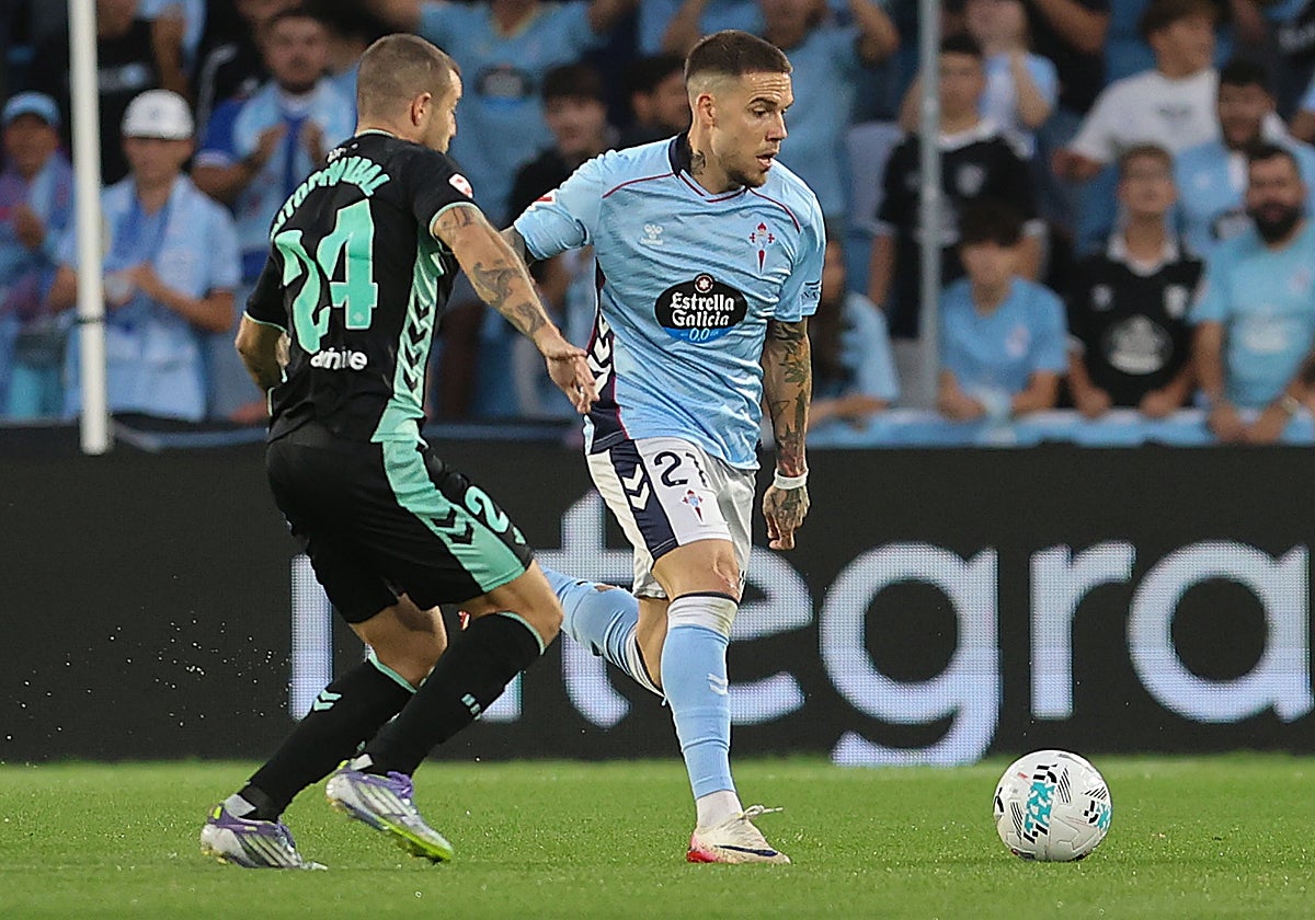Aitor presiona a Ristic en un momento del partido ante el Celta