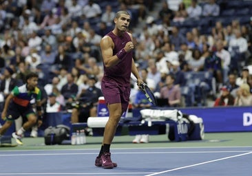 Sin pelo y sin rival: Alcaraz pasa por encima de Bellucci y llega a tercera ronda