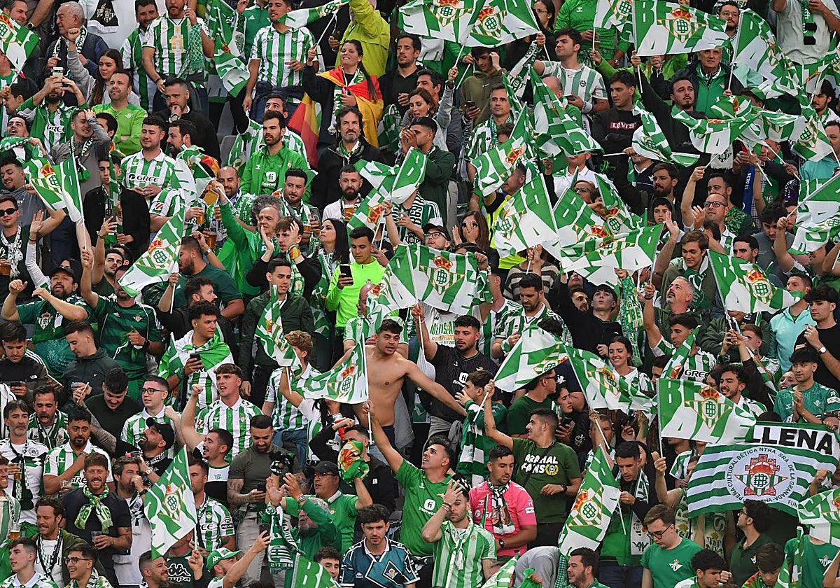 Aficionados del Real Betis en la grada visitante del Artemio Franchi en el duelo de vuelta de las semifinales de la Conference ante la Fiorentina