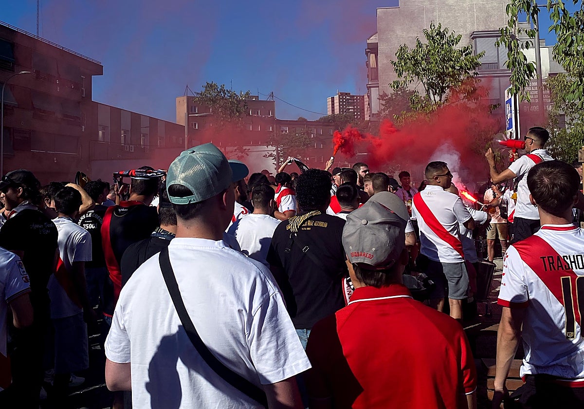 Aficionados rayistas, en la previa del Rayo - Neman (4-0)