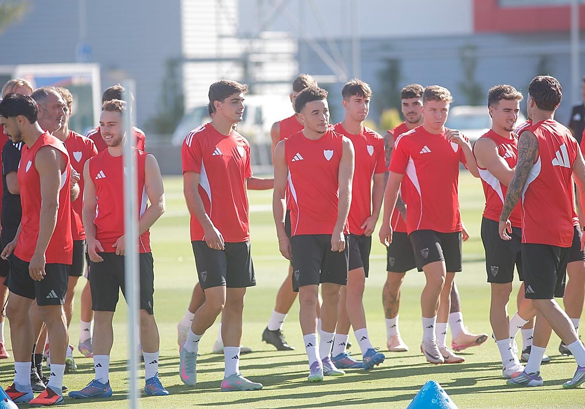 Rubén Vargas, junto a varios compañeros, en el entrenamiento de este jueves