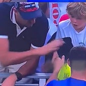 Dos impresentables le roban a un niño la gorra que le regaló un tenista