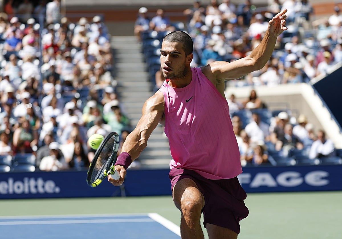 Carlos Alcaraz, surante su partido ante Darderi