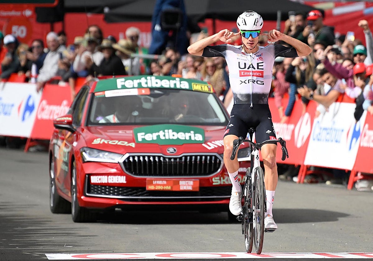 Juan Ayuso se tapa los oídos en su triunfo en Cerler