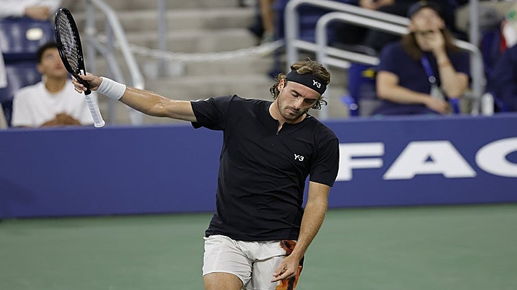 Tsitsipas prolonga su agonía: otra derrota temprana y mal perder