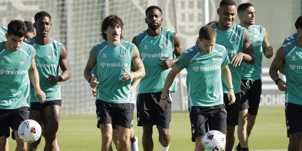 Bellerín, novedad con el grupo a 24 horas del Betis-Athletic