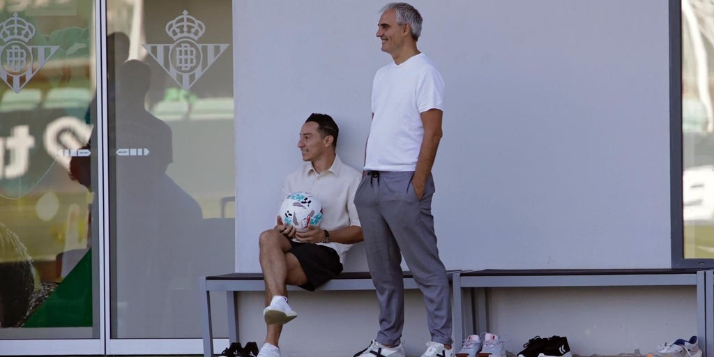 Visita de Guardado en el entrenamiento del Betis