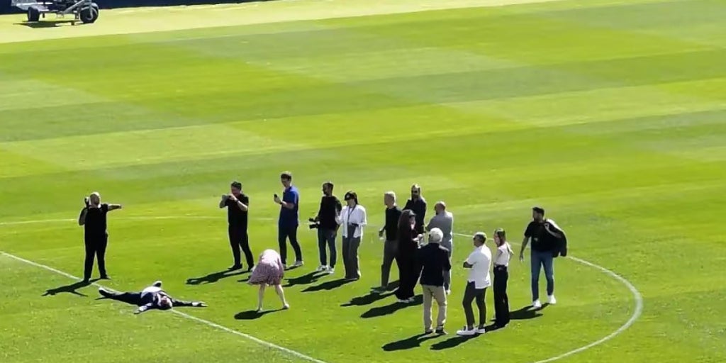 La surrealista imagen de Laporta tirado panza arriba sobre el Camp Nou