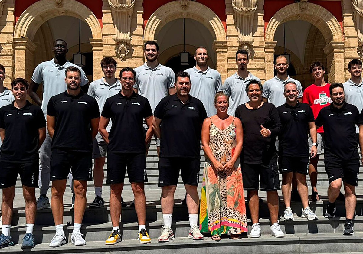 La plantilla del Insolac Caja 87, recibido en el Ayuntamiento de San Fernando