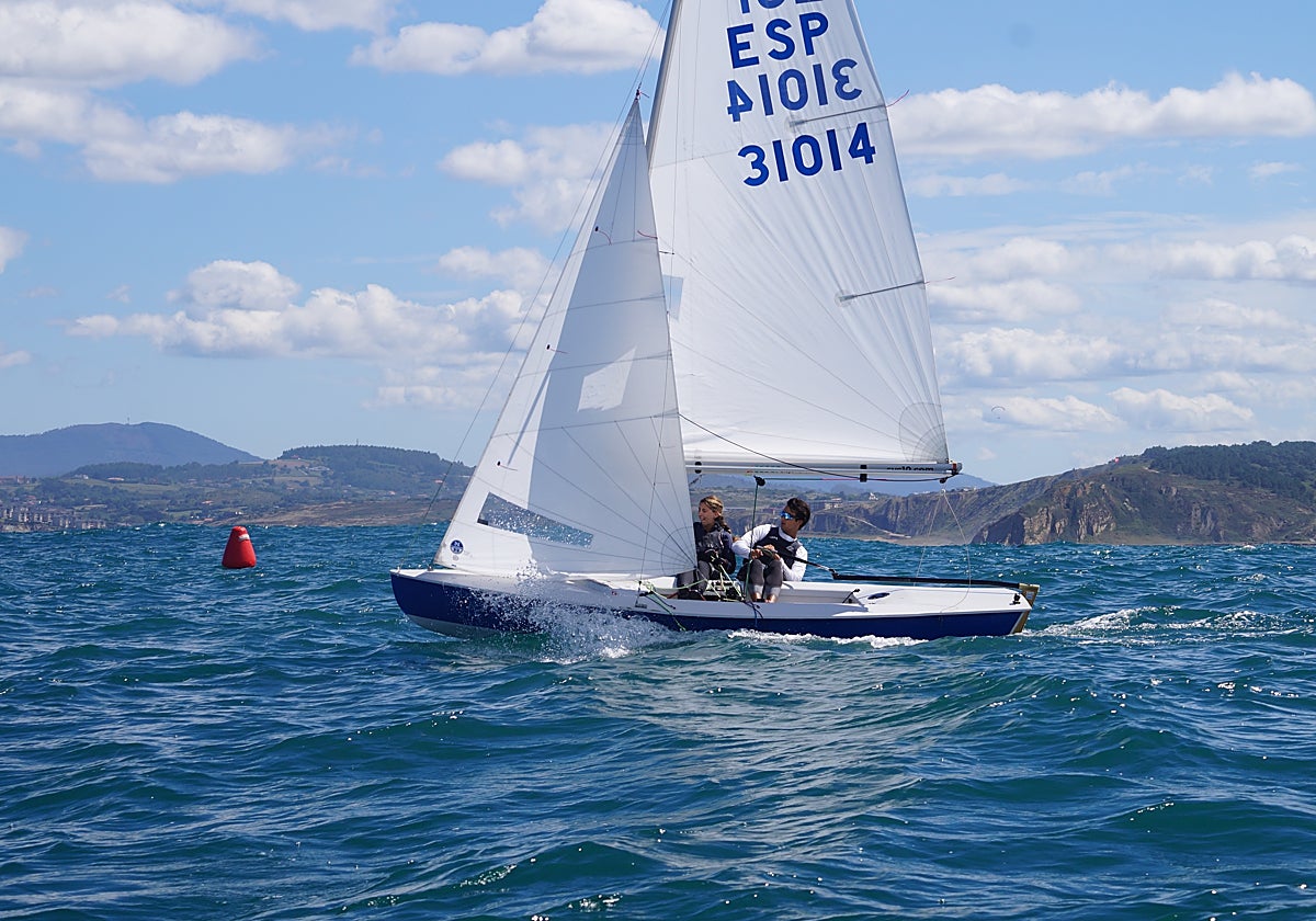 Los asturianos Francisco Silvela y Susana Hurtado navegando en aguas vizcaínas