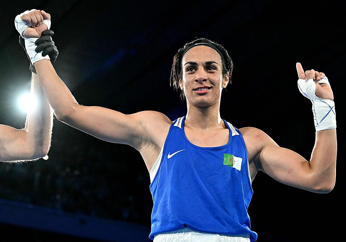 Imane Khelif celebra una victoria durante los Juegos Olímpicos de París 2024.