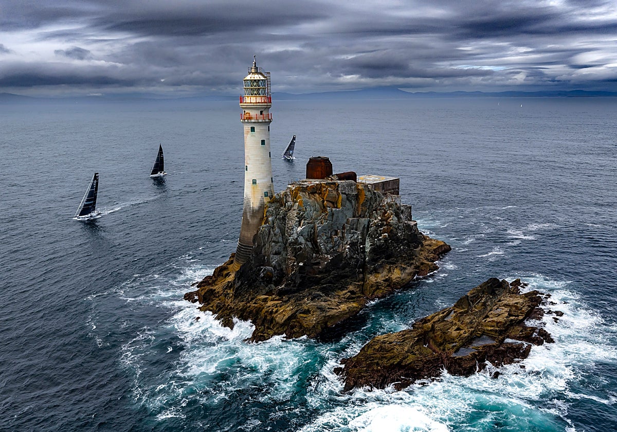 El paso por el mítico faro de la Fasnet Rock junto a la costa de Irlanda en una de las imágenes de esta regata