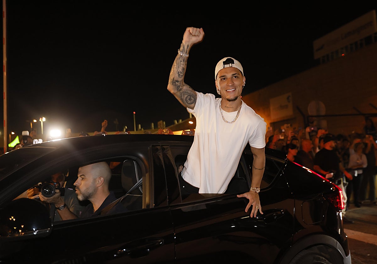 Antony saluda a los aficionados al llegar a Sevilla