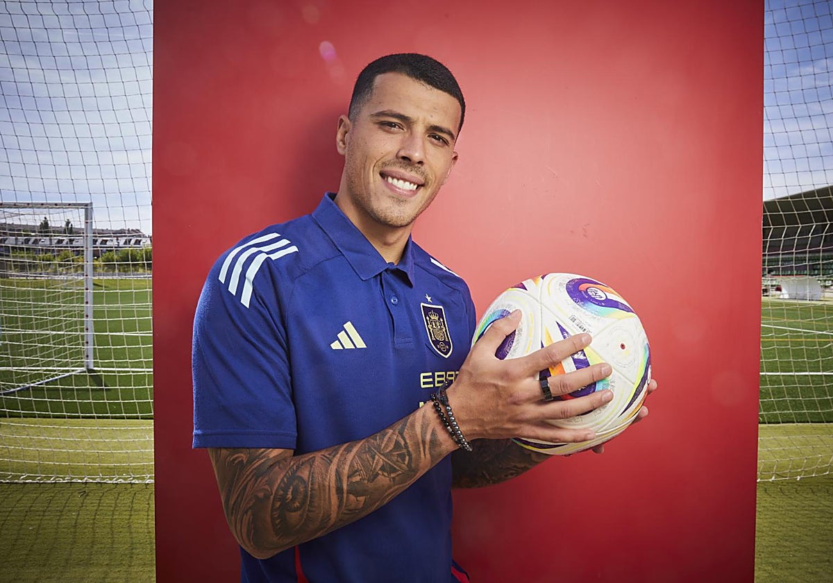 Pedro Porro posa durante su entrevista con ABC