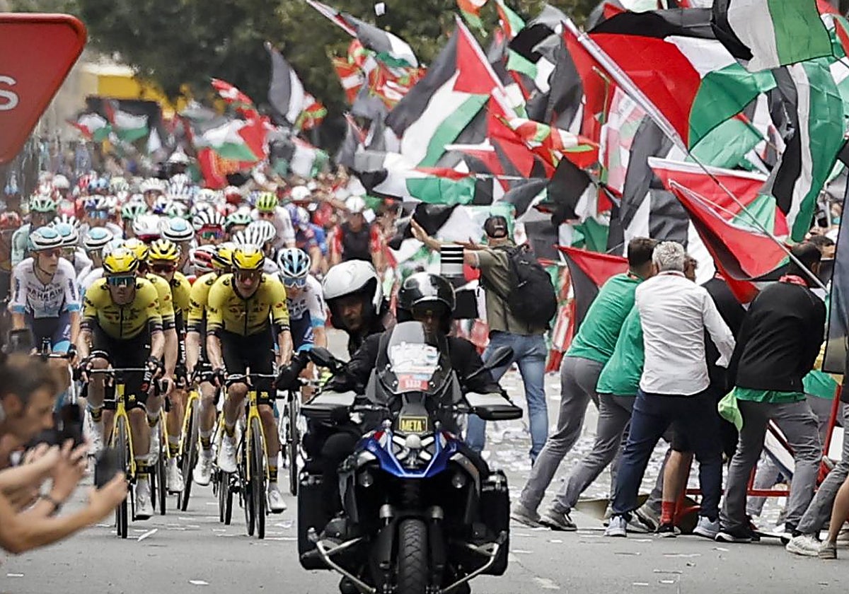 La UCI «condena» los incidentes de la Vuelta, «apoya» a los ciclistas... pero no toma medidas