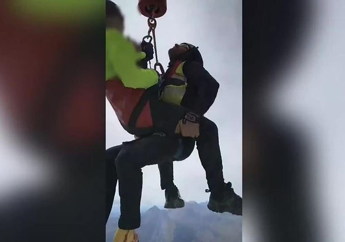 El momento del rescate del compañero del montañero fallecido
