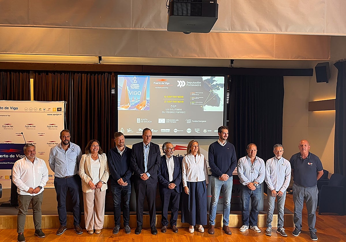 Foto de familia de la presentación en Vigo de La Solitaire du Figaro Paprec