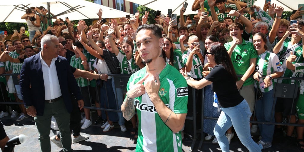 El compromiso de Antony desata el estado de euforia en el Betis