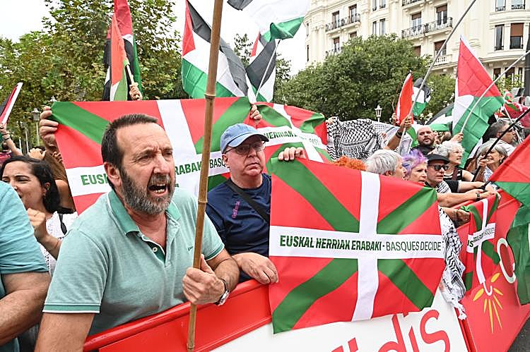 Manifestantes pro Palestina en la meta de Bilbao