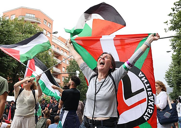 Manifestantes pro Palestina en la meta de Bilbao