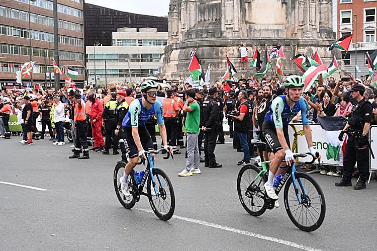 Manifestantes pro Palestina en la meta de Bilbao