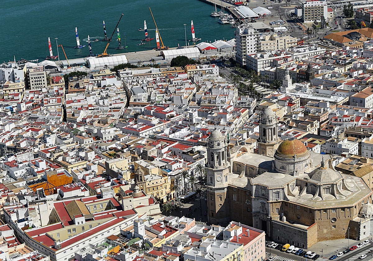 La flota de SailGP en el puerto de Cádiz en una de las pasadas ediciones