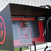 El VAR 'low cost' en Primera RFEF: picaresca, partidos interminables, más interrupciones y polémica