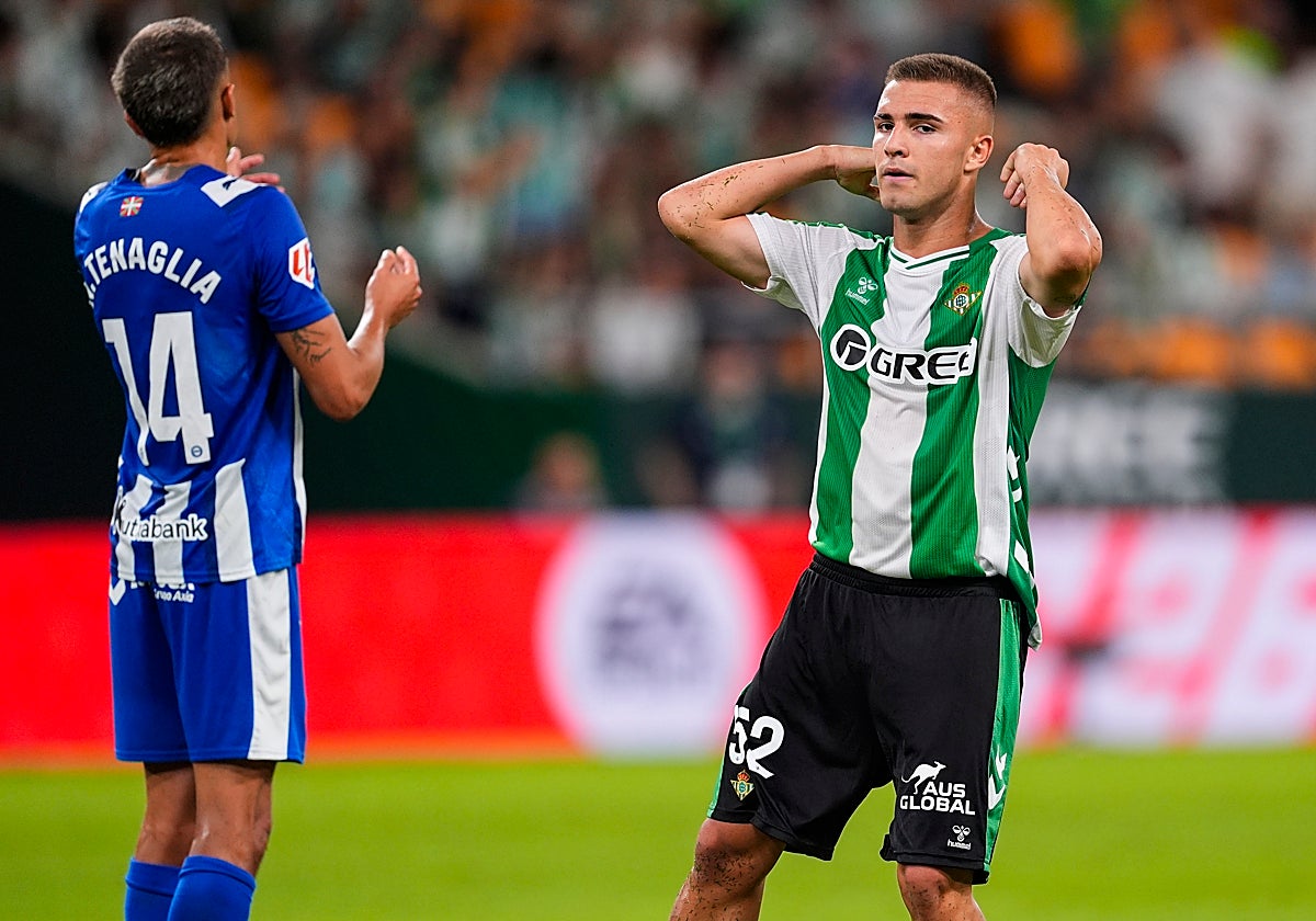 Pablo García, ante Tenaglia, en el Betis - Alavés jugado en la Cartuja